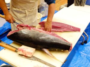 レモンケータリングでのマグロ解体ショーの様子