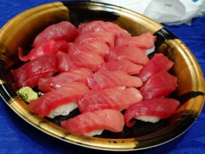 本マグロ解体ショーでのトロの握り寿司