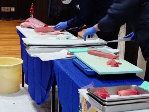 名古屋のマグロ解体ショーで柵どりをしている様子